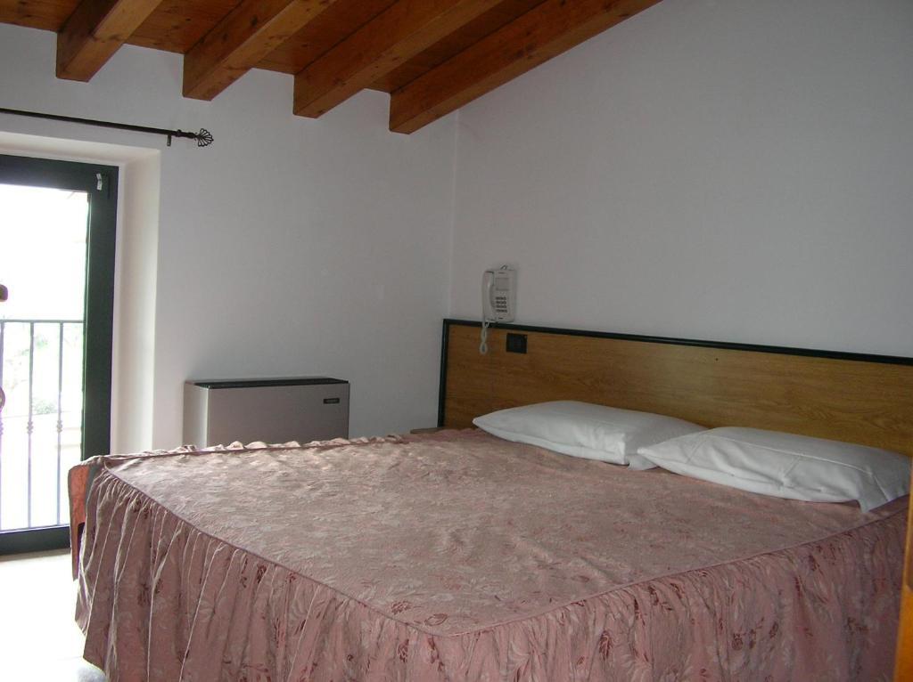 Hotel La Pergola Moniga del Garda Zimmer foto